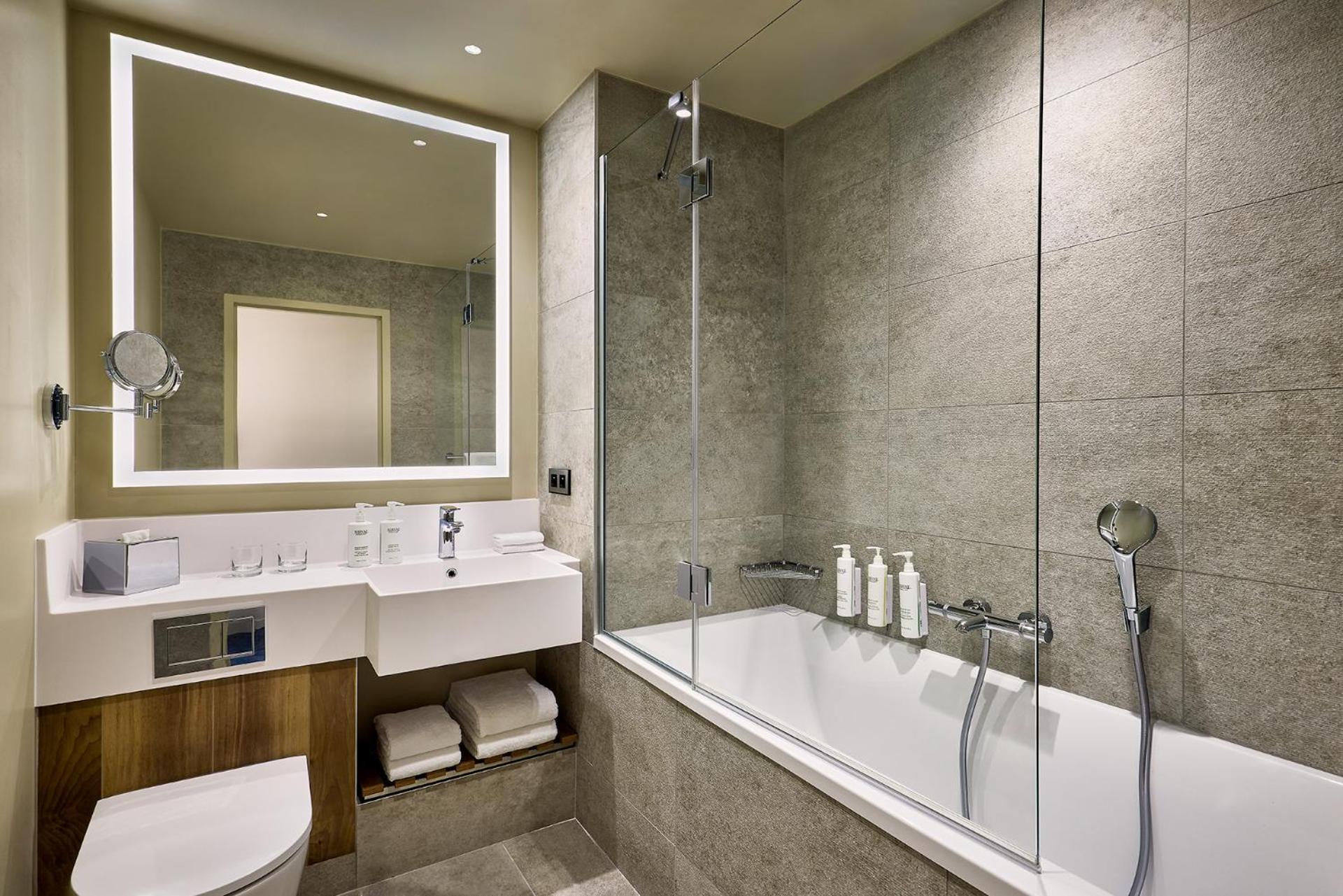 Courtyard By Marriott Lyon Eurexpo Stadium Жена Экстерьер фото