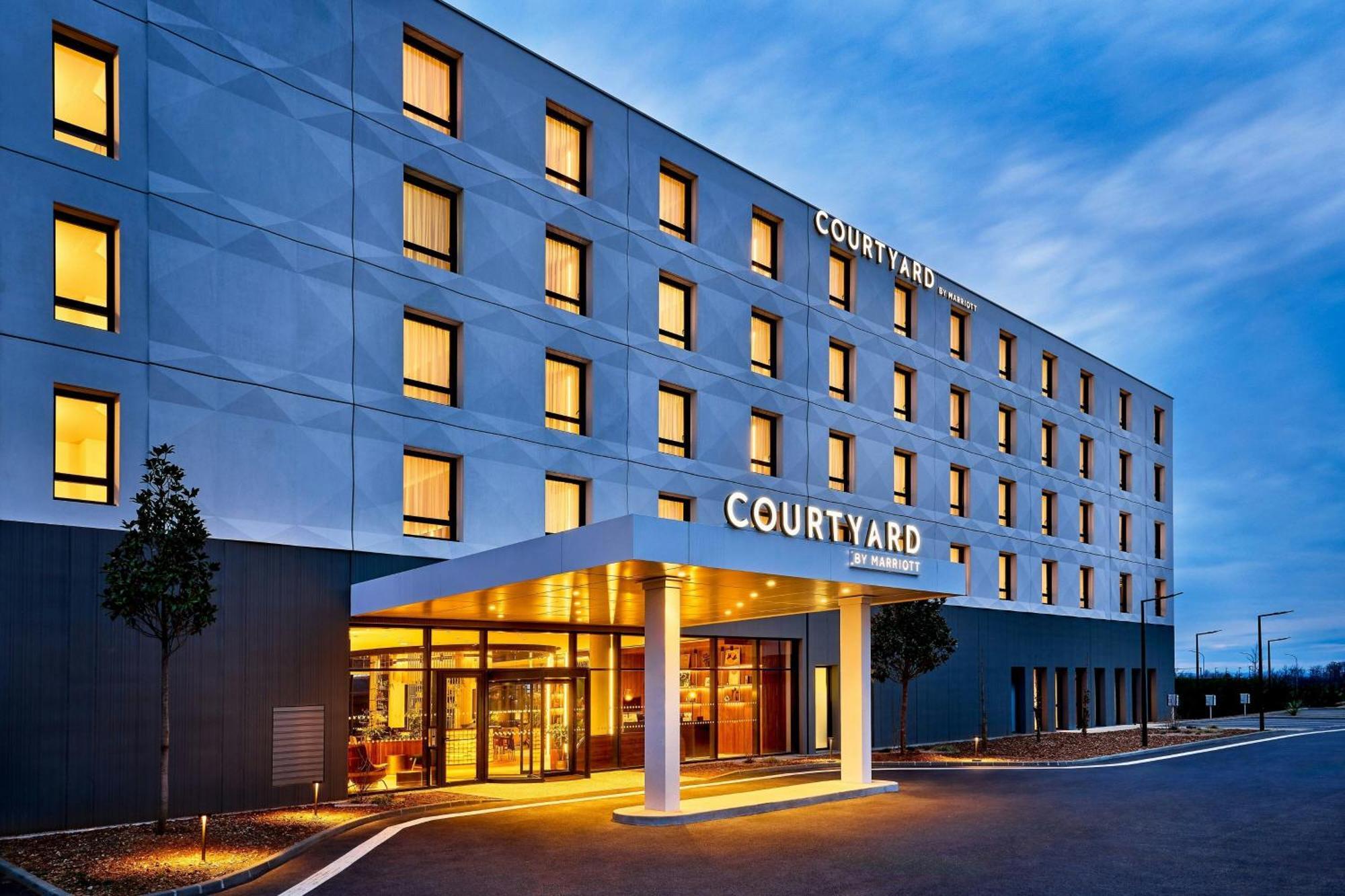 Courtyard By Marriott Lyon Eurexpo Stadium Жена Экстерьер фото