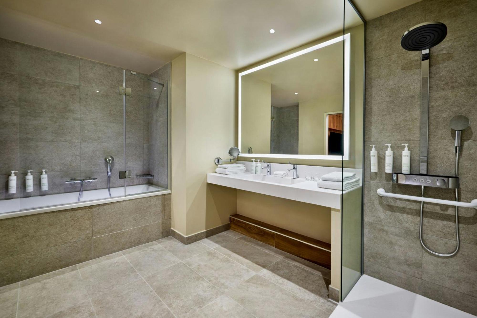 Courtyard By Marriott Lyon Eurexpo Stadium Жена Экстерьер фото