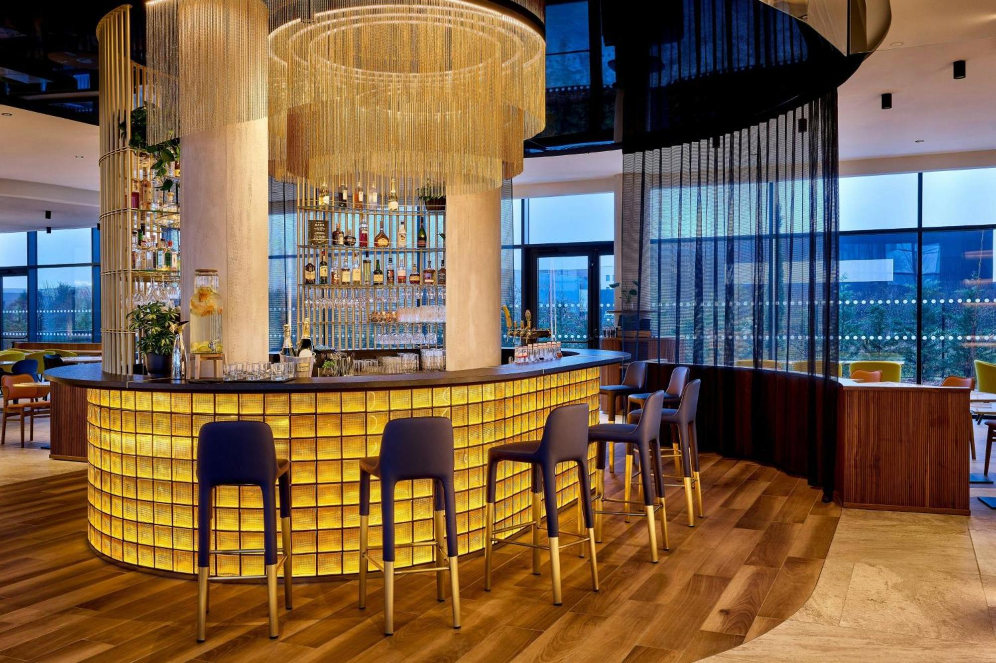 Courtyard By Marriott Lyon Eurexpo Stadium Жена Экстерьер фото
