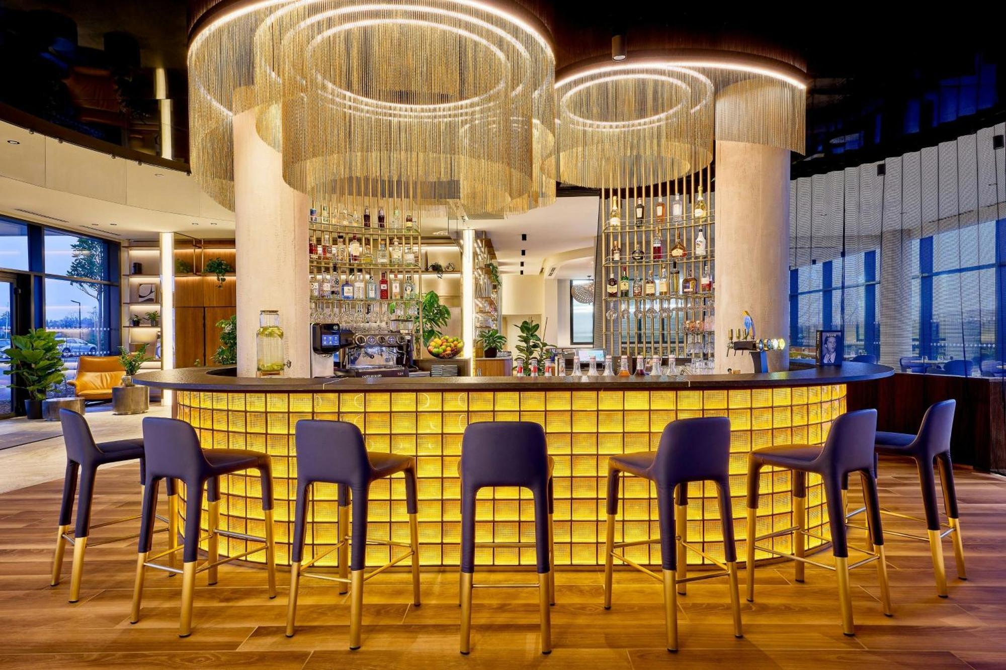 Courtyard By Marriott Lyon Eurexpo Stadium Жена Экстерьер фото