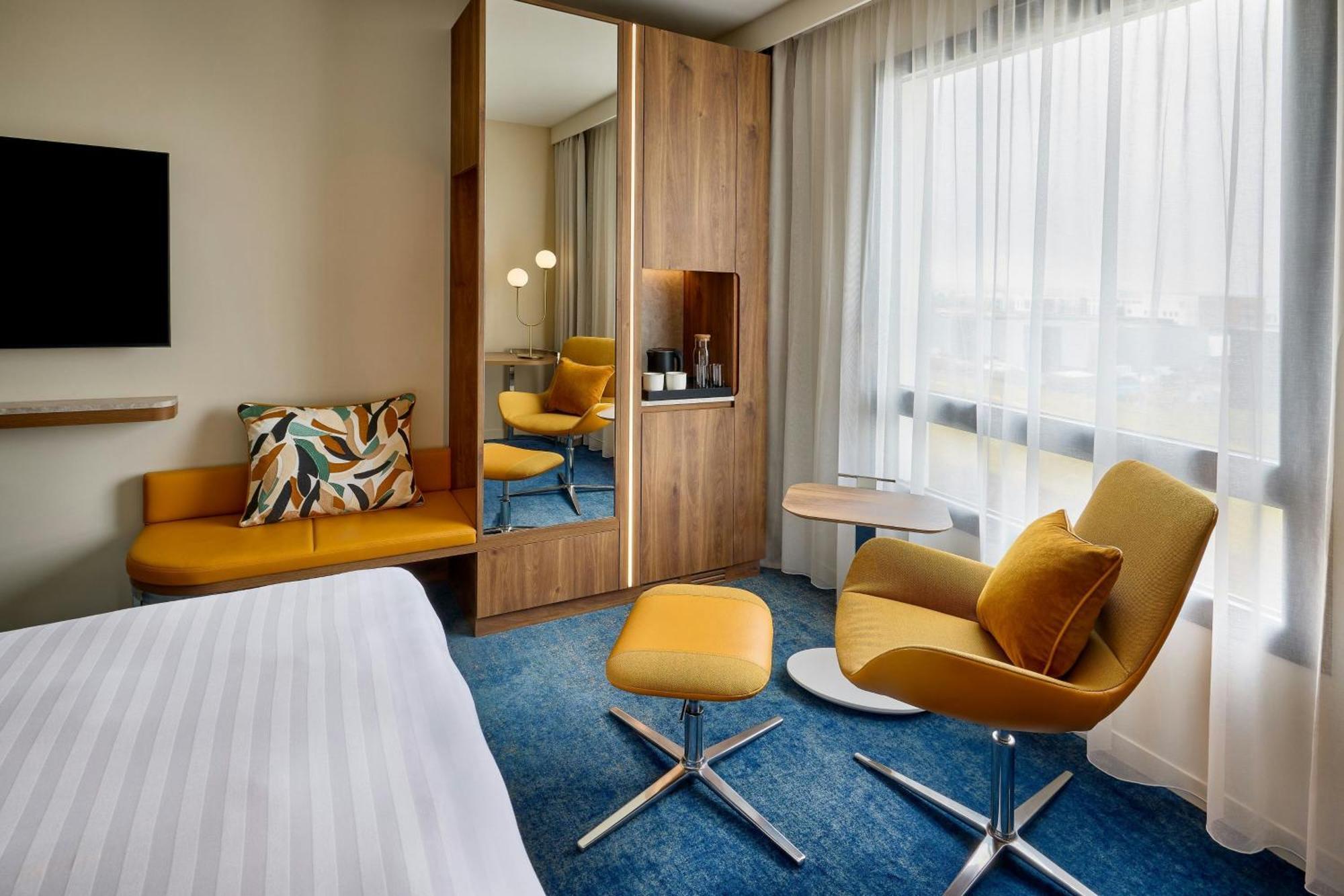 Courtyard By Marriott Lyon Eurexpo Stadium Жена Экстерьер фото