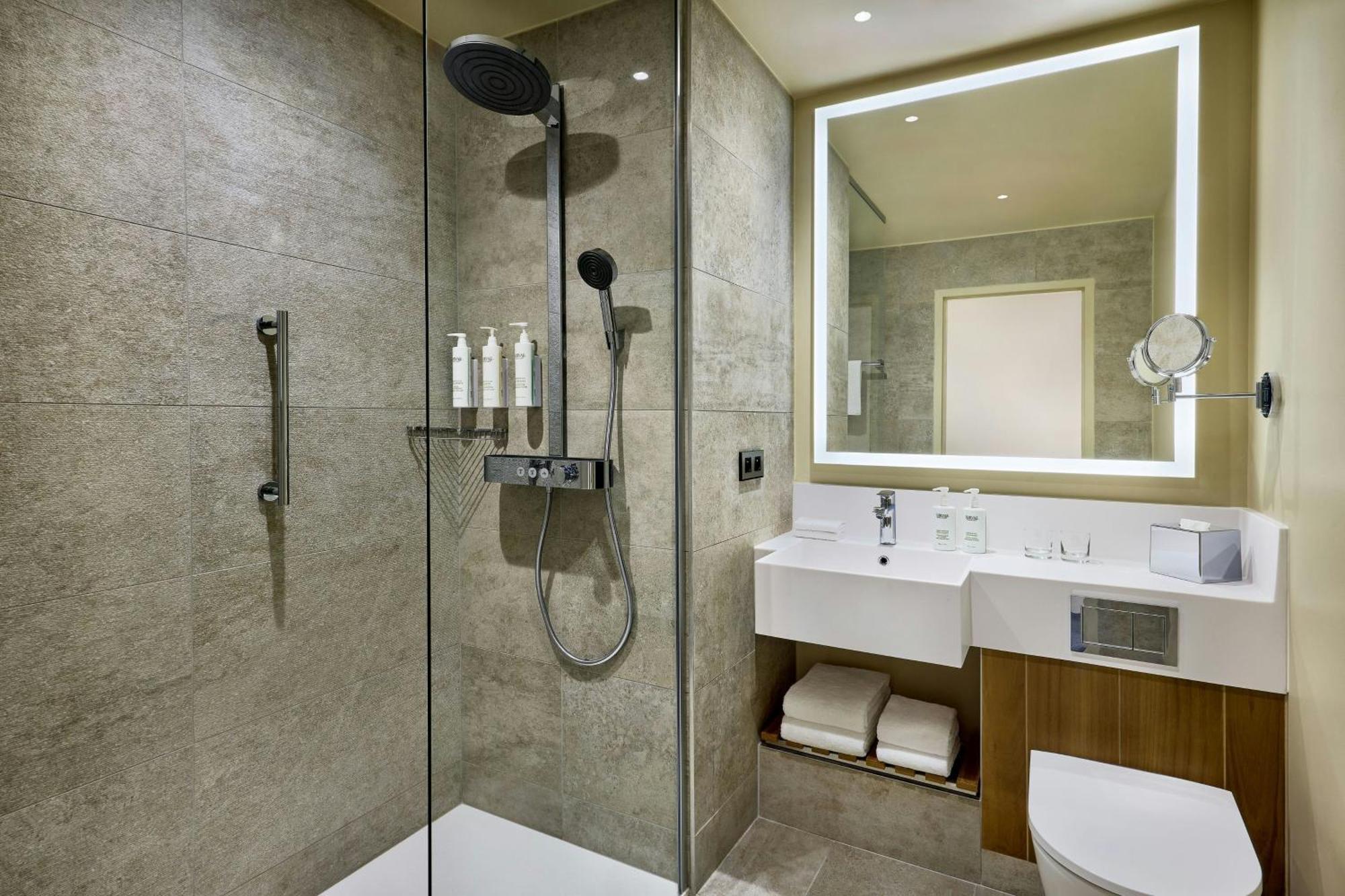 Courtyard By Marriott Lyon Eurexpo Stadium Жена Экстерьер фото