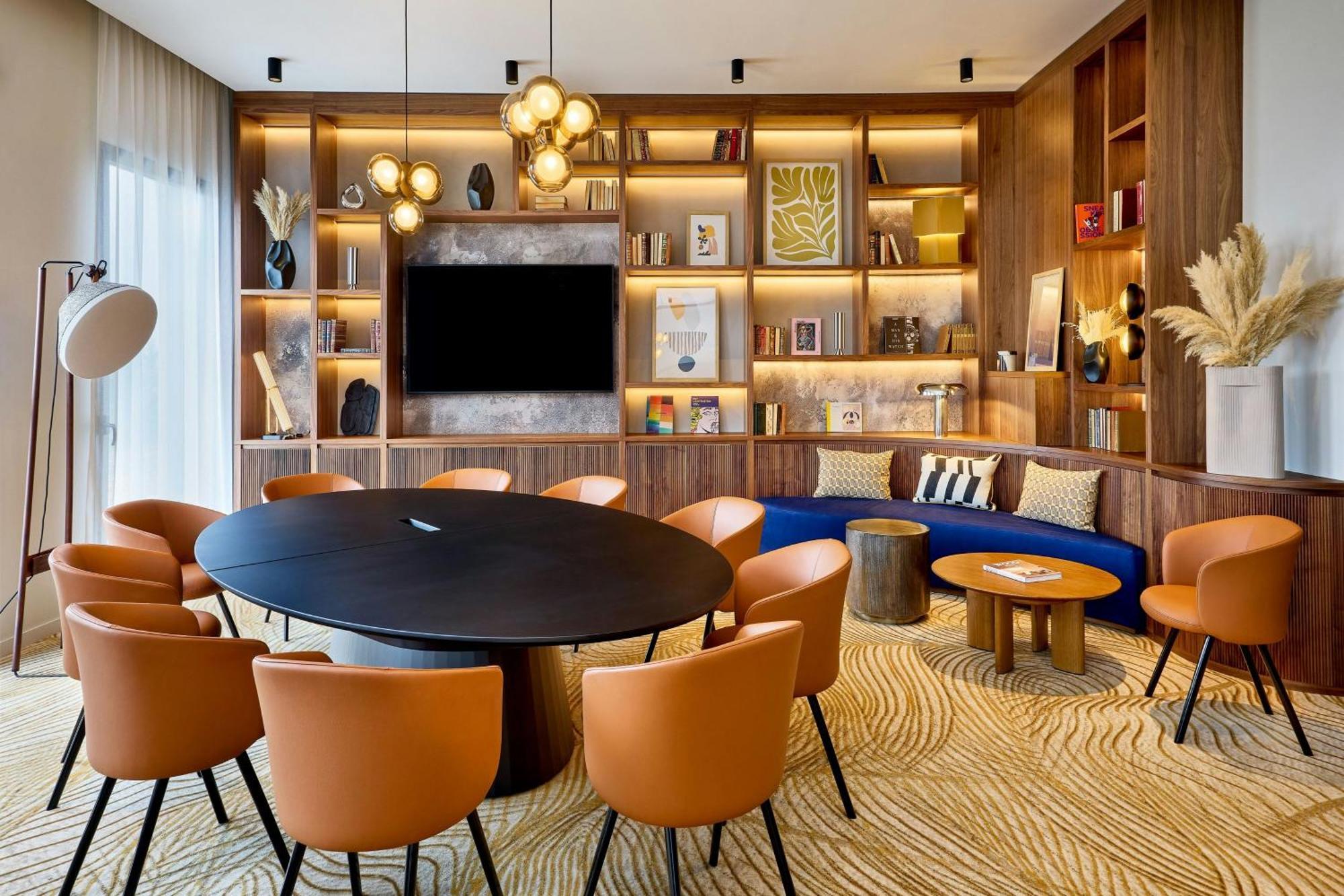 Courtyard By Marriott Lyon Eurexpo Stadium Жена Экстерьер фото