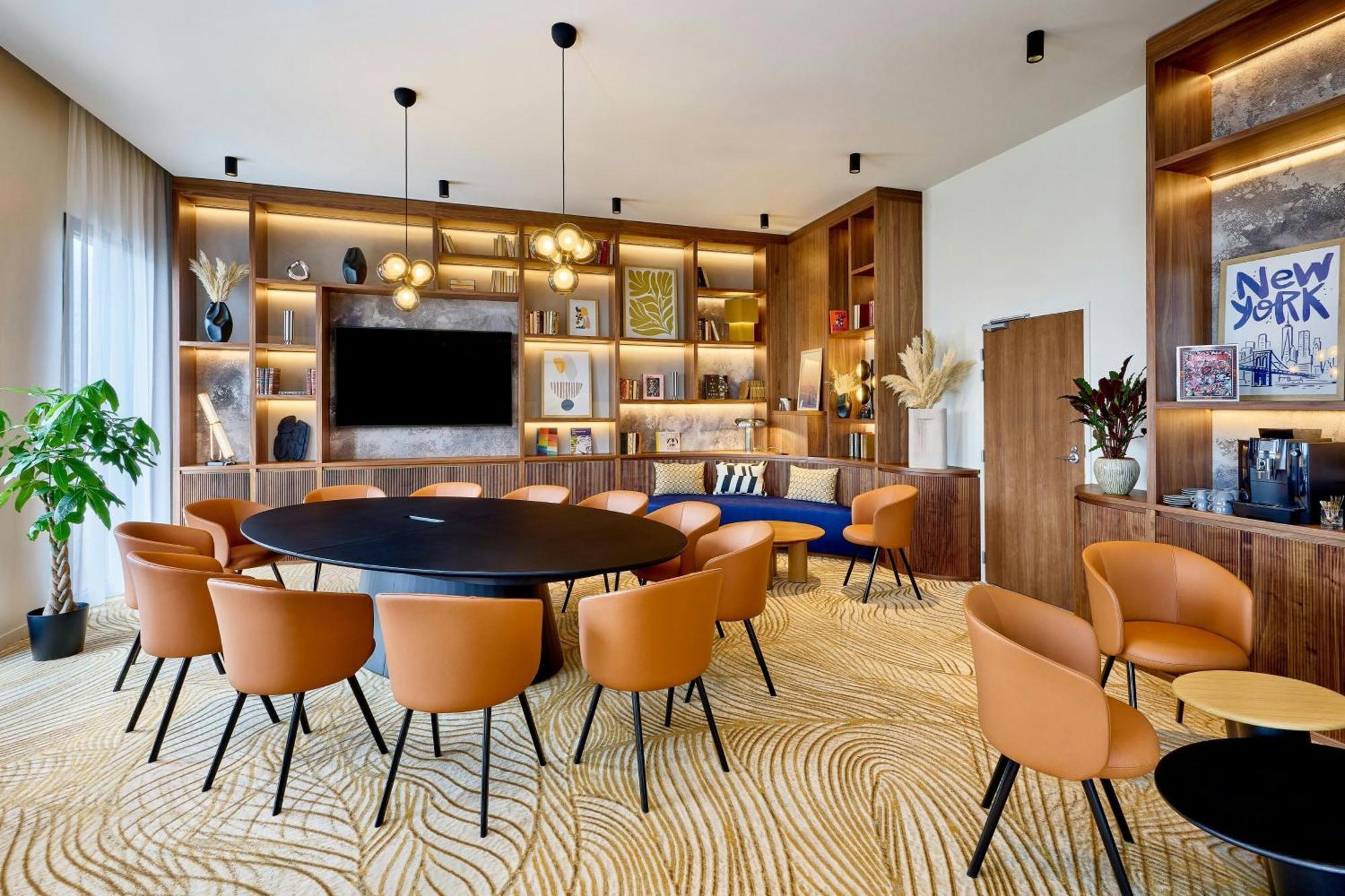 Courtyard By Marriott Lyon Eurexpo Stadium Жена Экстерьер фото