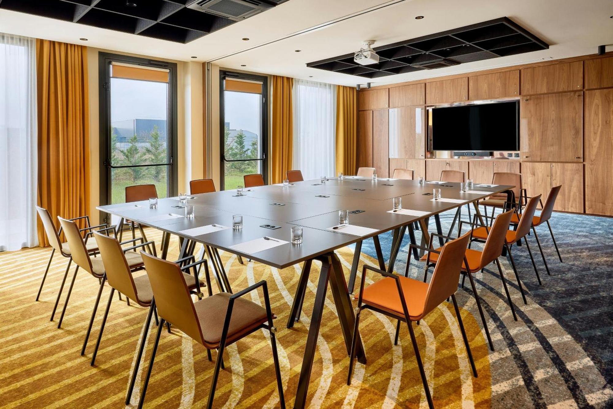 Courtyard By Marriott Lyon Eurexpo Stadium Жена Экстерьер фото